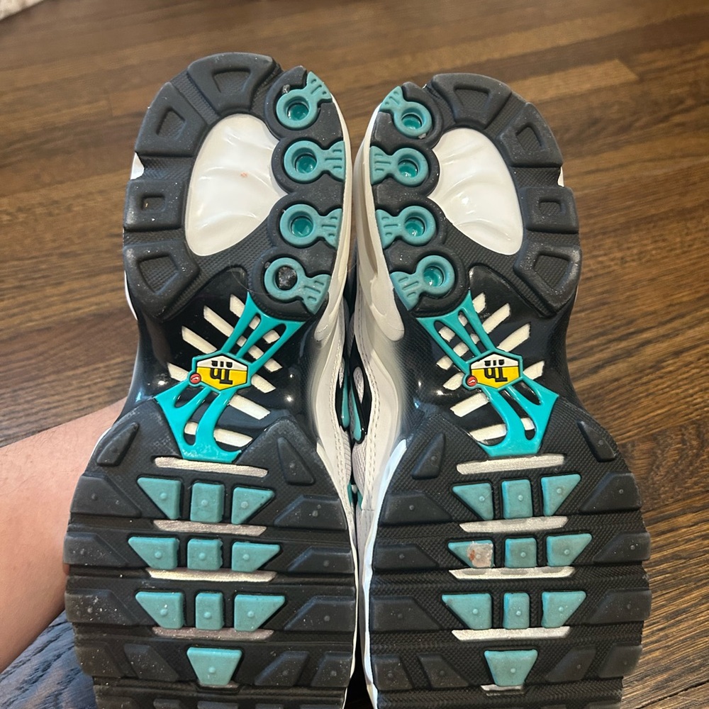 Men’s Nike Sneakers - Picture 6 of 7